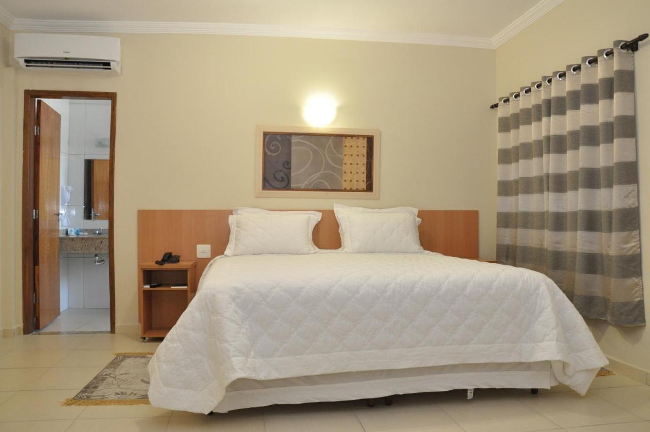 Lotus Hotel - A 6 Km Do Santuario De Aparecida-Sp Гуаратінгета Екстер'єр фото
