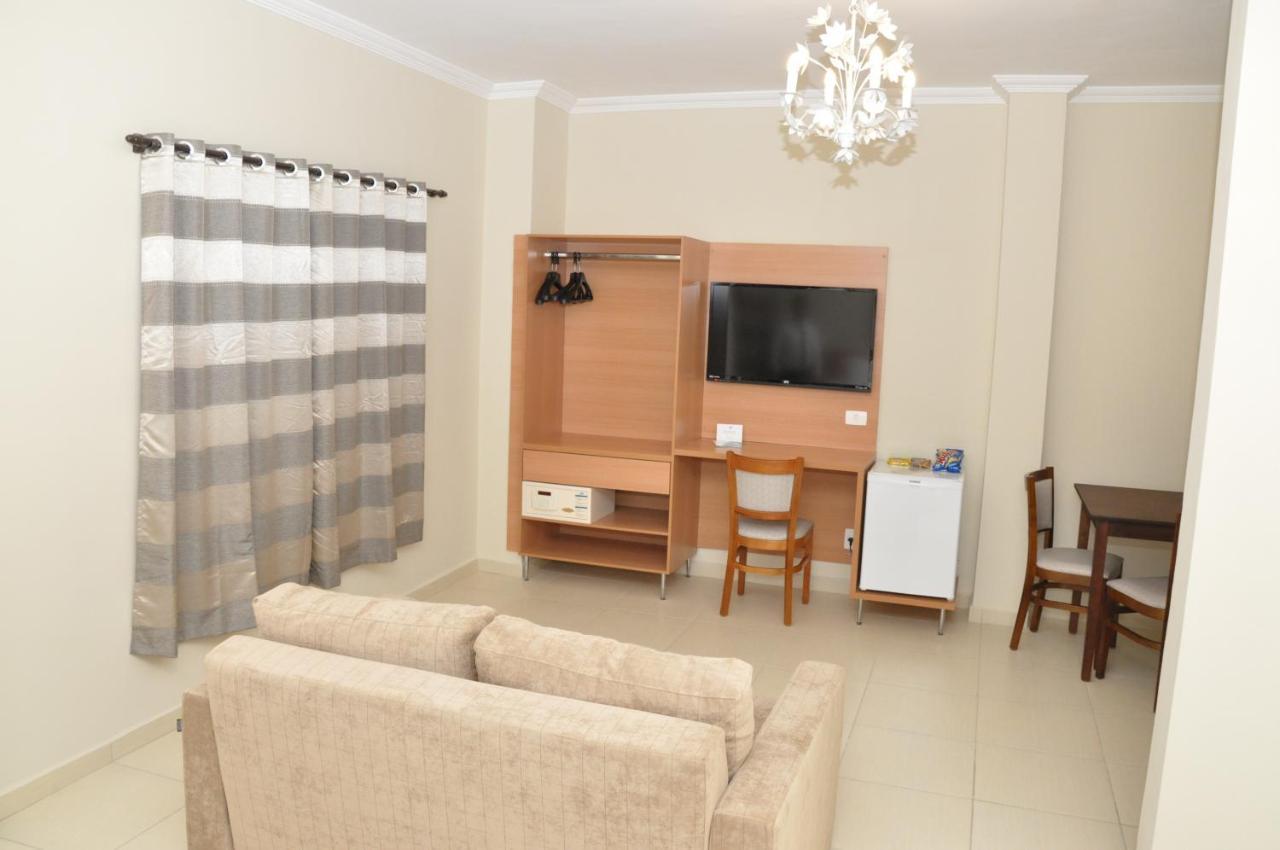 Lotus Hotel - A 6 Km Do Santuario De Aparecida-Sp Гуаратінгета Екстер'єр фото