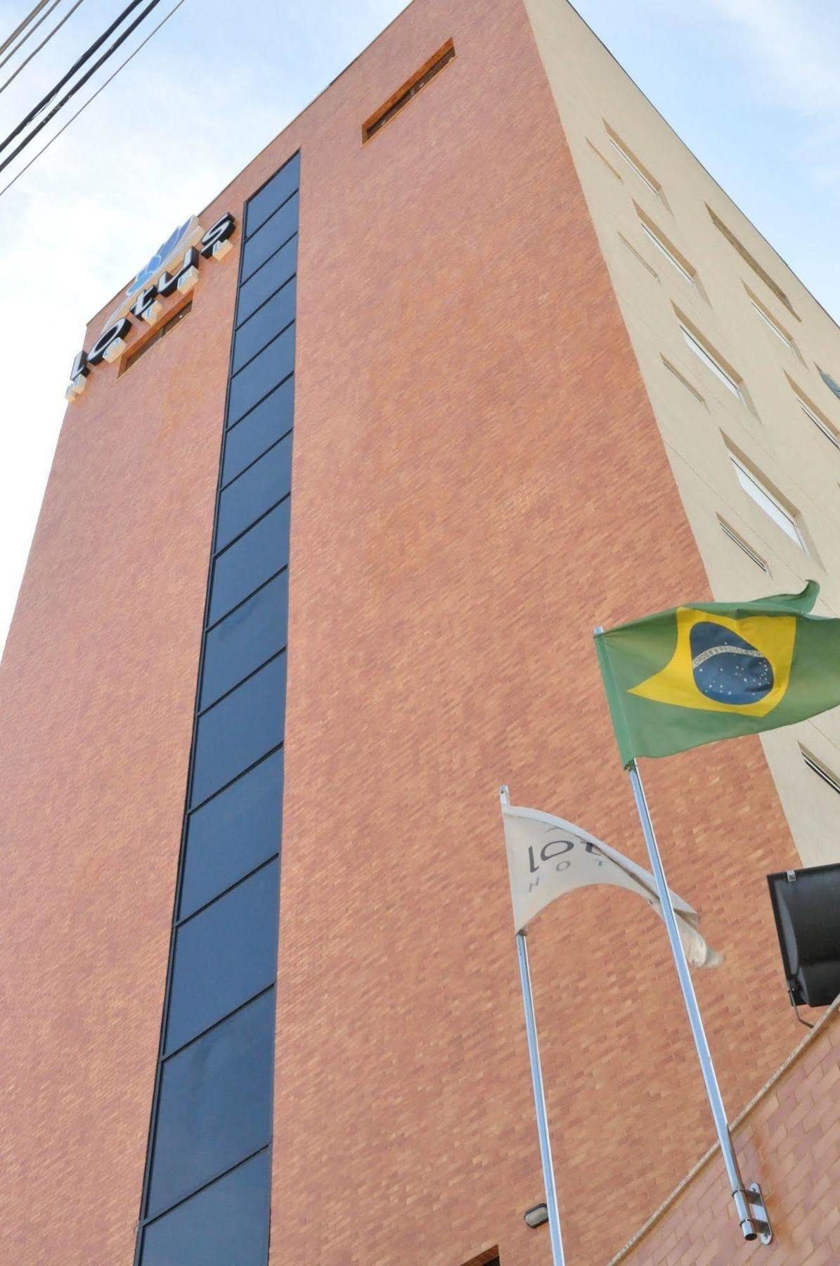 Lotus Hotel - A 6 Km Do Santuario De Aparecida-Sp Гуаратінгета Екстер'єр фото