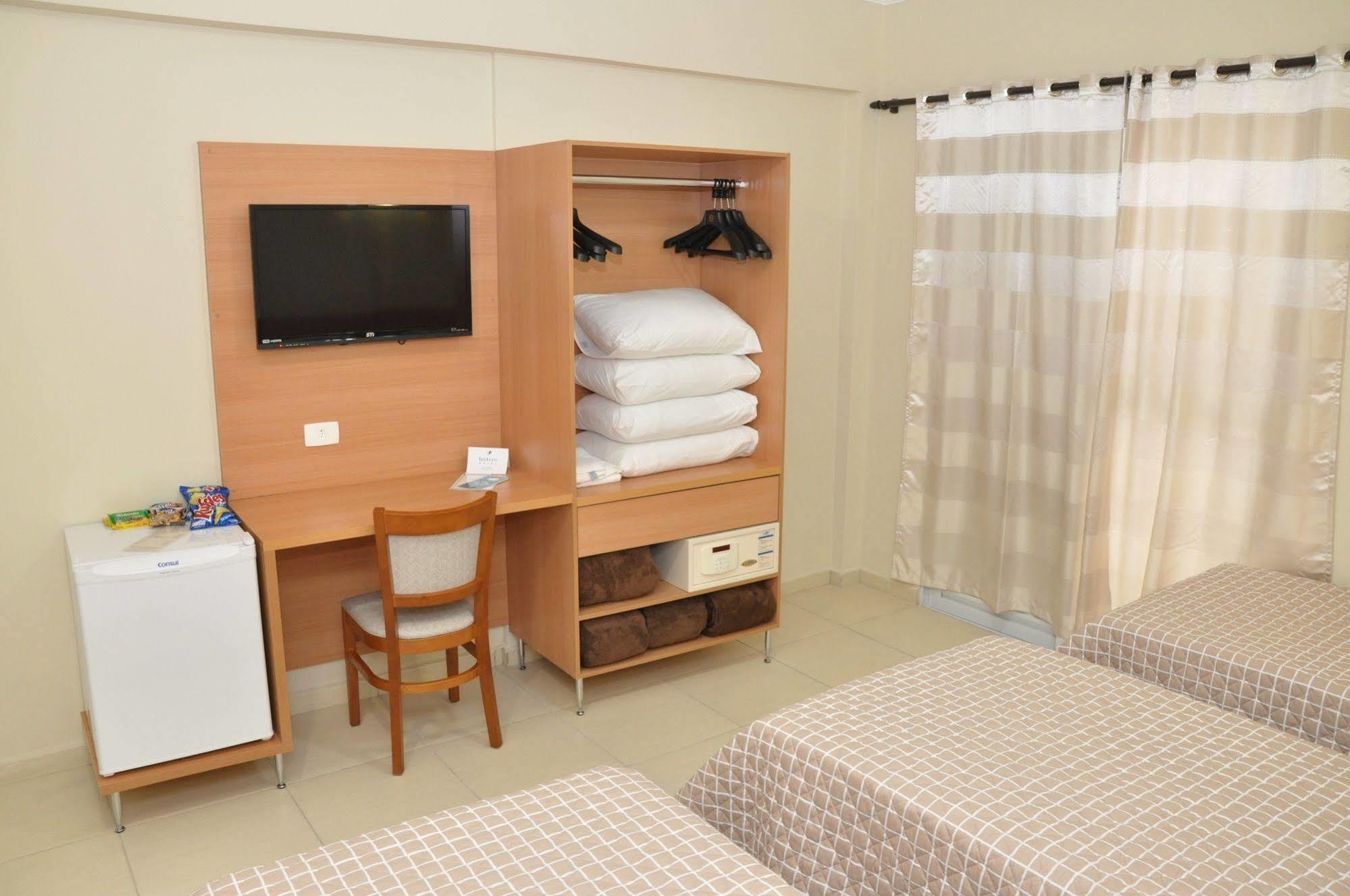 Lotus Hotel - A 6 Km Do Santuario De Aparecida-Sp Гуаратінгета Екстер'єр фото