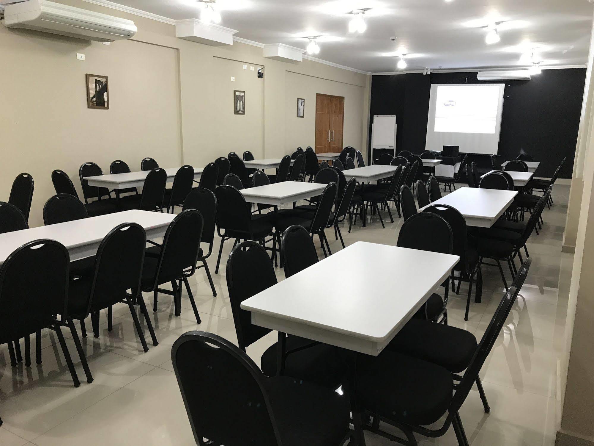 Lotus Hotel - A 6 Km Do Santuario De Aparecida-Sp Гуаратінгета Екстер'єр фото