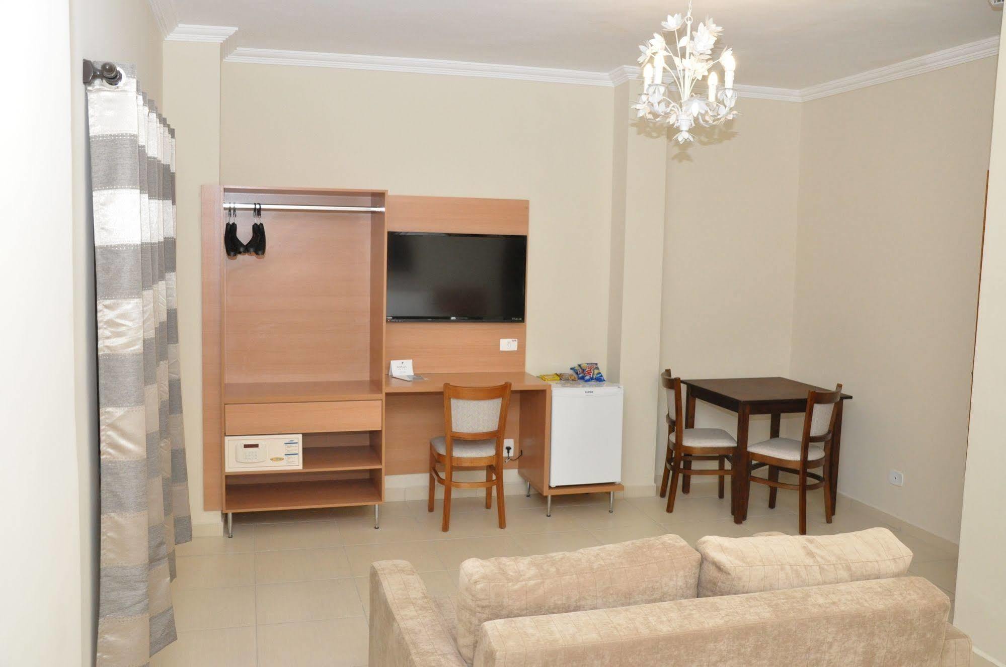 Lotus Hotel - A 6 Km Do Santuario De Aparecida-Sp Гуаратінгета Екстер'єр фото